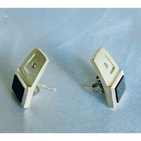 LE# Beautiful Black Onyx & 925 Silver Stud Earrings - Picture 1 of 6